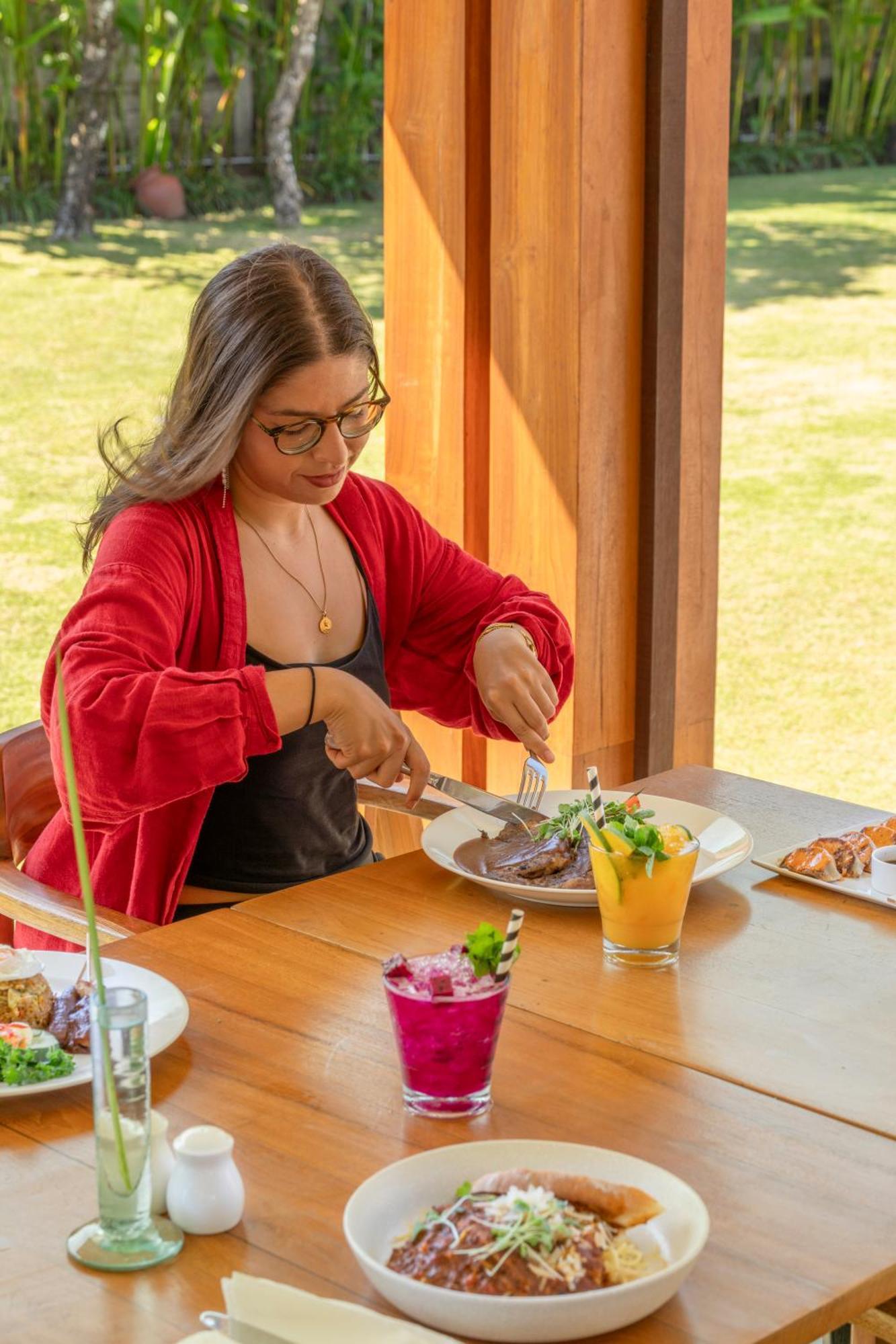 Bali Niksoma Boutique Beach Resort Legian  Exterior photo A woman eating a meal